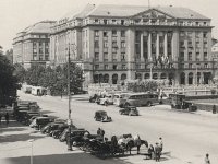 Trg Ante Starčevića. Stajalište fijakera i taksija, benzinska pumpa i hotel Esplanade oko 1952.-1955. godine